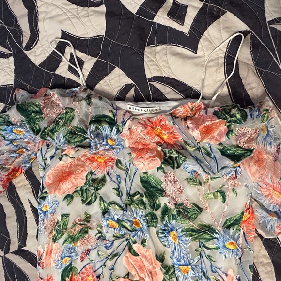 ALICE + OLIVIA Marlee Cold Shoulder Floral Ruffle Sleeve Blouse Top Silk Blend - Picture 4 of 11